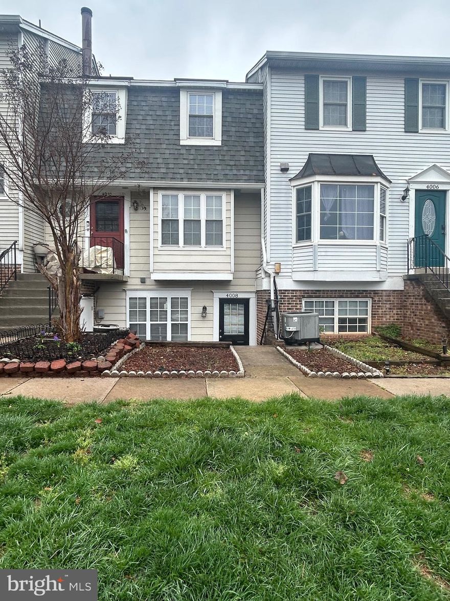 LARGE 2 BEDROOMS 1 FULL BATH CONDO IN CHANTILLY, WALKING DISTANCE TO SHOPPING, CLOSE TO MAIN ROADS, RENOVATED, HARDWOOD FLOORS, KITCHEN CABINETS, GRANITE COUNTERS, S/S APPLIANCES, FRESHLEY PAINTED.  .NEW WINDOWS . SLIDING DOOR TO FENCED BACK YARD, LOT'S PARKING, APP FEE PER ADULT + IST MONTH RENT REQUIRED, CALL FOR APPLICATION, APPLICATION ONLINE