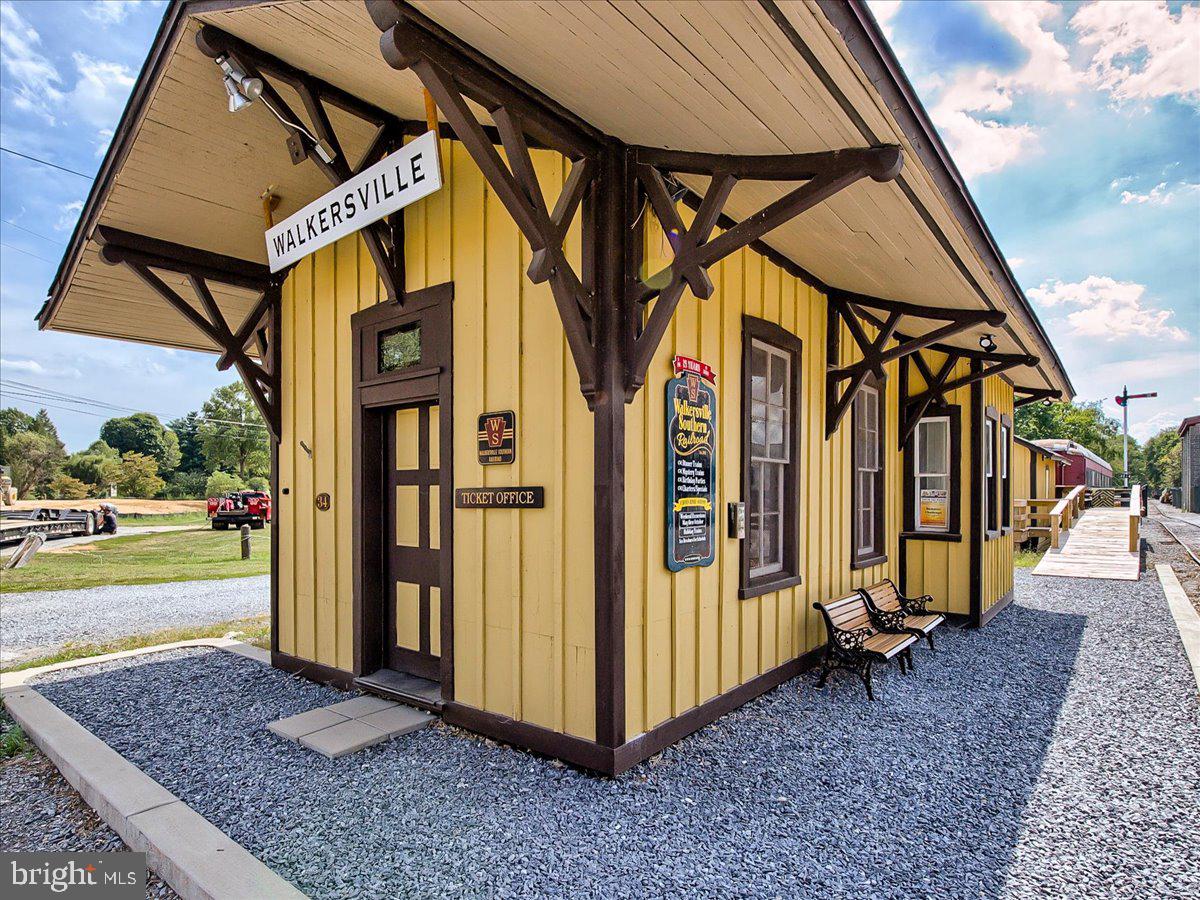 GLADE TOWN - Residential Lease