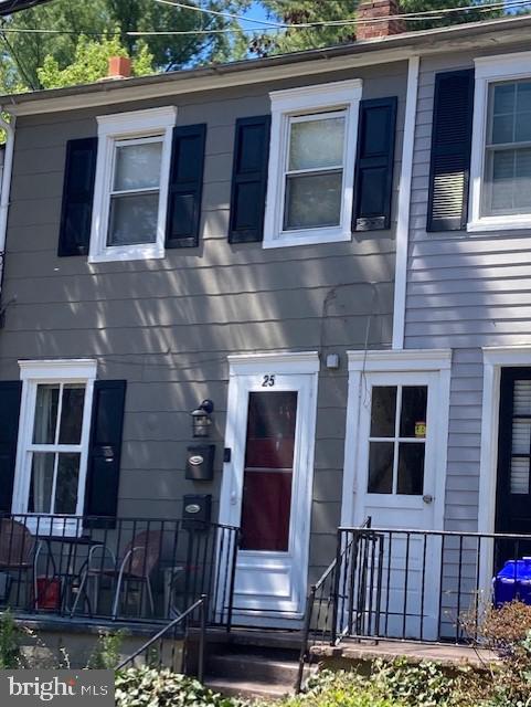 WOW! Dean Street in Annapolis. 5 minute walk to City Dock and all it has to offer.
2- 1 bedroom apartments. Separate meters. Tenants pay all utilities. Upstairs apartment renovated in the past 2 months to include new paint, LTV in hall , kitchen, and bathroom. New carpet with upgraded padding. Nice open floor plan.
First floor apartment has access to fenced back yard. Front porch is a great place to relax on warm summer evenings!
Property is well maintained. Excellent rental history.