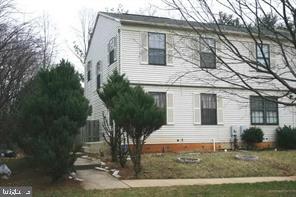 A Large wonderful updated end unit town house. Wood floor on Main level and upstairs. Must see inside to appreciate the house. Close to highway, shopping center, A smoking free house.
