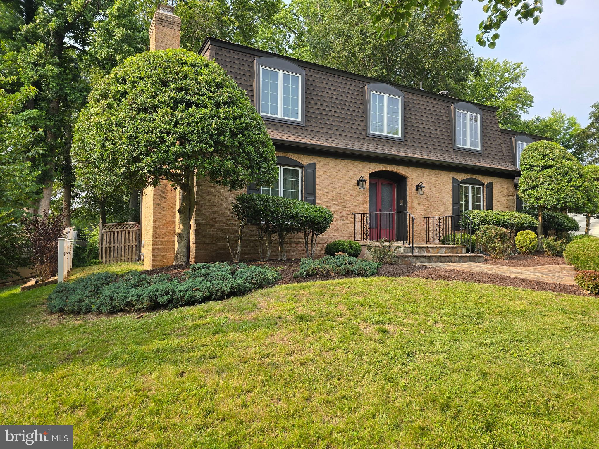 221 SURREY CIRCLE DRIVE S