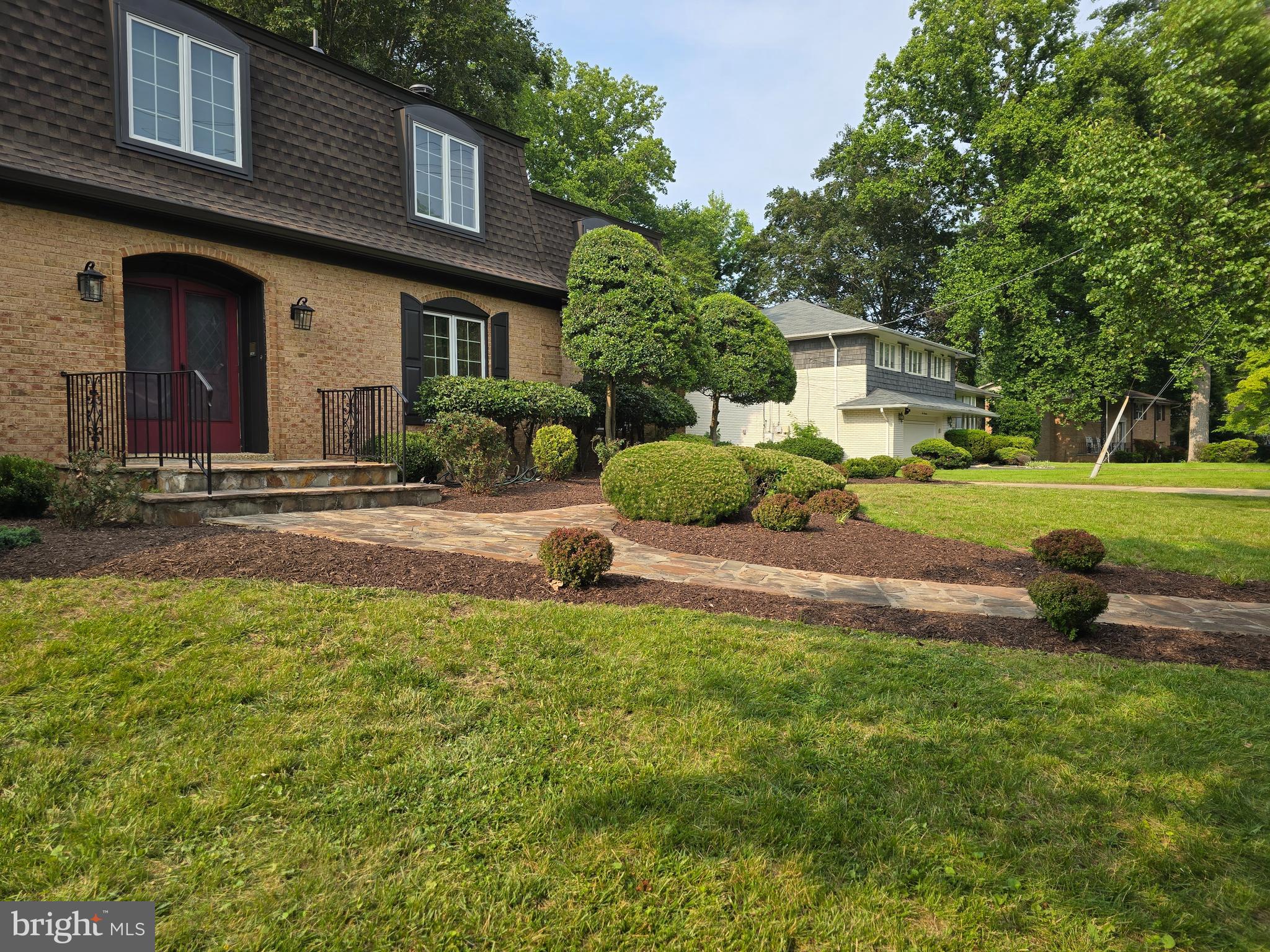 221 SURREY CIRCLE DRIVE S