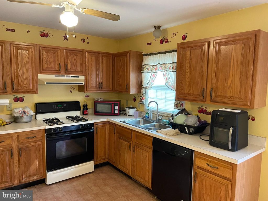 Photo of 421 CROSSWINDS DR, LITITZ, PA 17543 (MLS # PALA2032210)