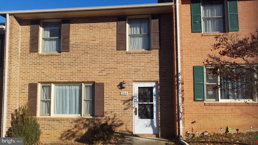 THE PERFECT HOME IN THE PERFECT LOCATION AT THE PERFECT PRICE. THIS BEAUTIFUL 3 LEVEL INTERIOR UNIT TOWNHOUSE COMES WITH NEW CARPET THROUGHOUT AND FRESH PAINT.  THERE'S A LARGE LIVING ROOM, SPACIOUS KITCHEN AND AN OVERSIZED MASTER SUITE. UNFINISHED WALKOUT BASEMENT WITH COVERED PATIO. WASHER AND DRYER ARE INCLUDED!