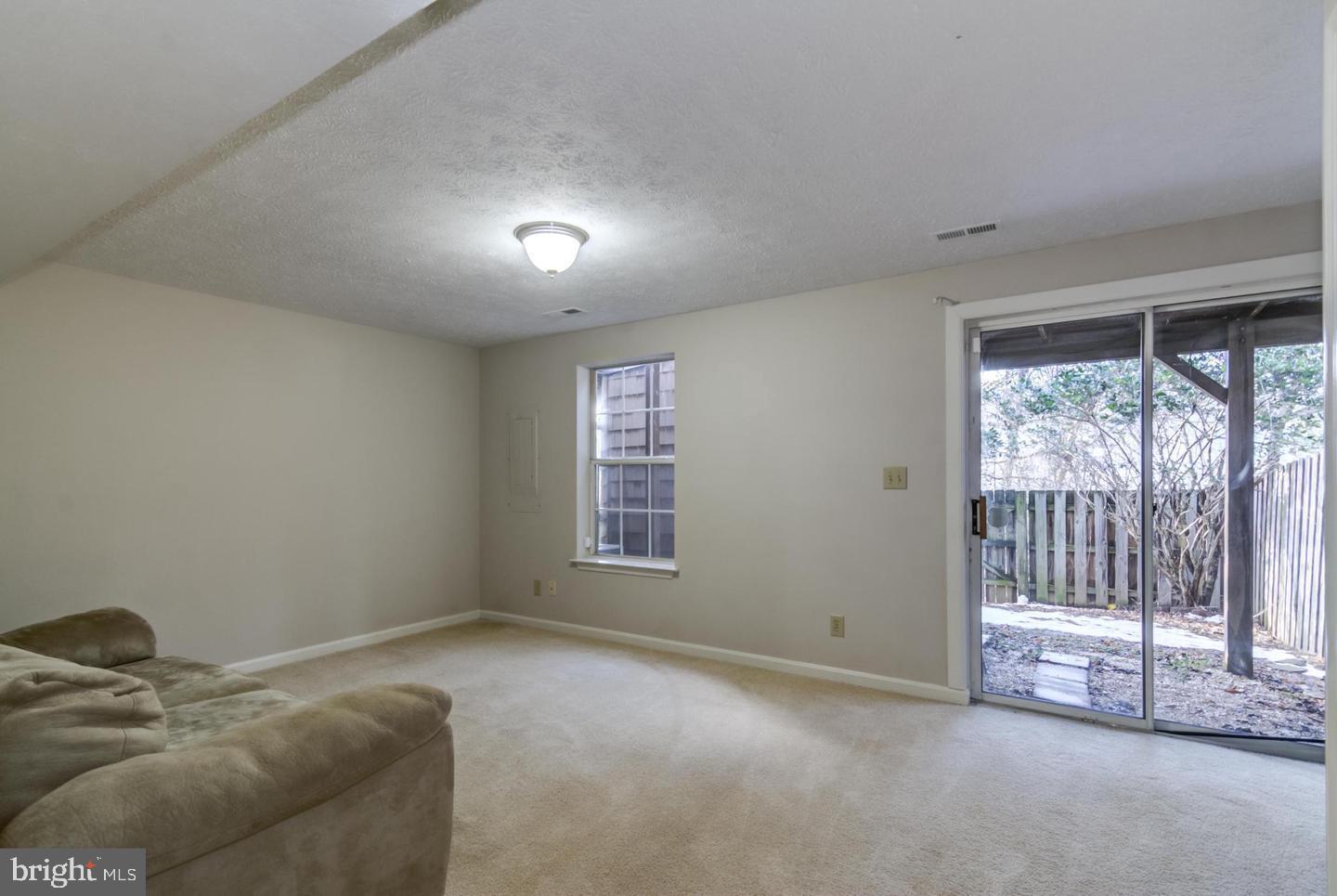 HAMPTON OAKS - Residential Lease