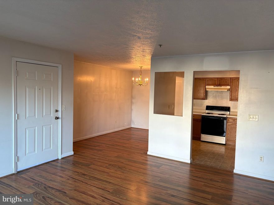 Great two bedroom ,two bath condo. Very convenient first floor entrance. Zero steps. Great commuter location off Rt. 7