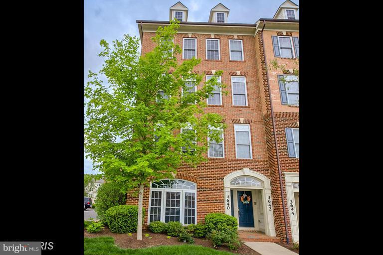 Spacious Penthouse End unit townhouse condo, with over 2800 square feet of living space. 3 BR, 2.5BA. Upgraded kitchen. Gas fireplace. Master bedroom with luxury bath, tray ceiling, his/her closet. Upper level laundry, one car garage, nice balcony & more! Community amenities : water park, pool, gym, sports barn (basketball/Volleyball/Pickleball/Badminton), library, grocery, restaurants, tennis, basketball, walking trails and so much more. Minute to I-270. Urbana School district.