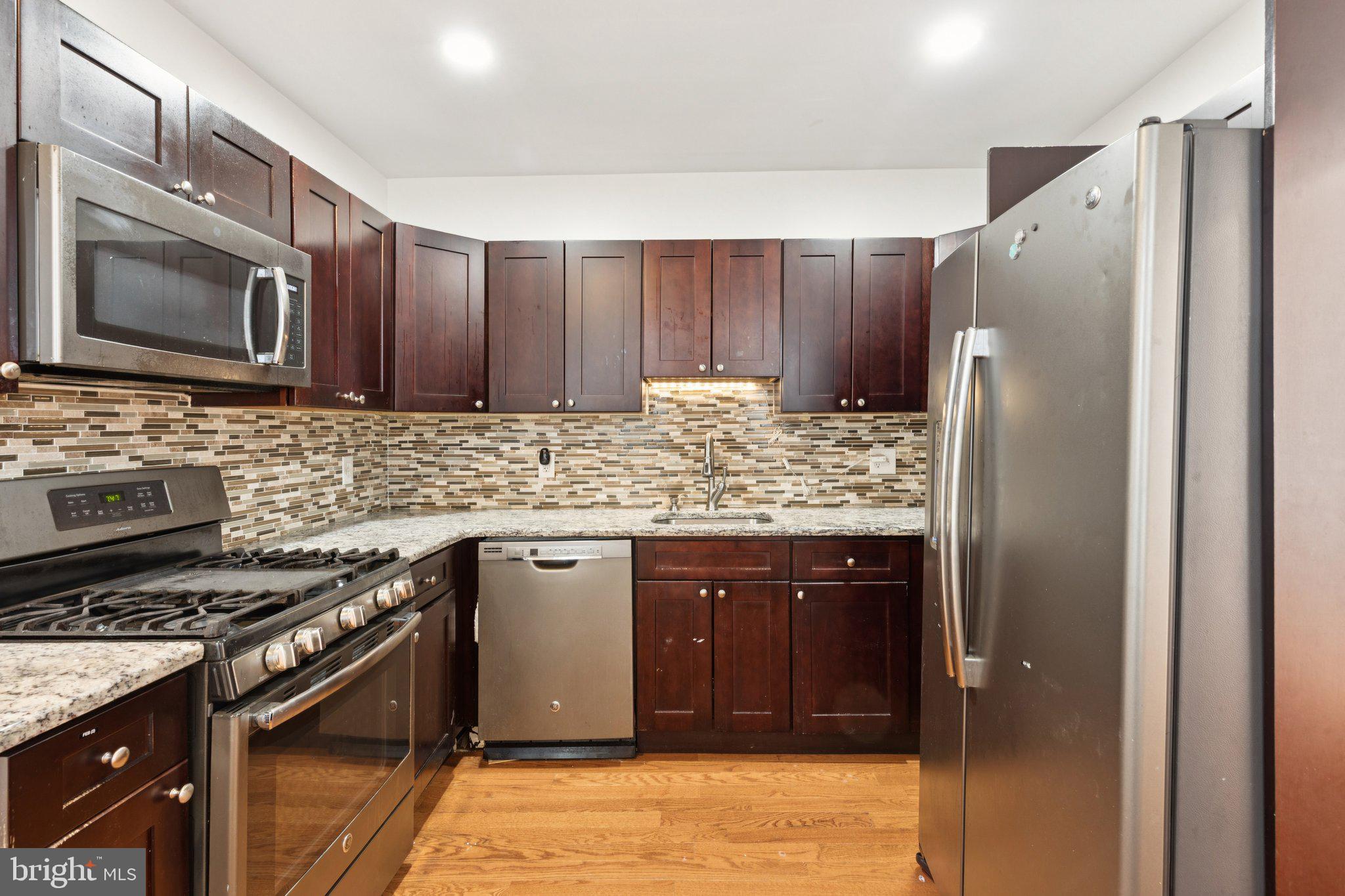 PORT RICHMOND - Residential Lease