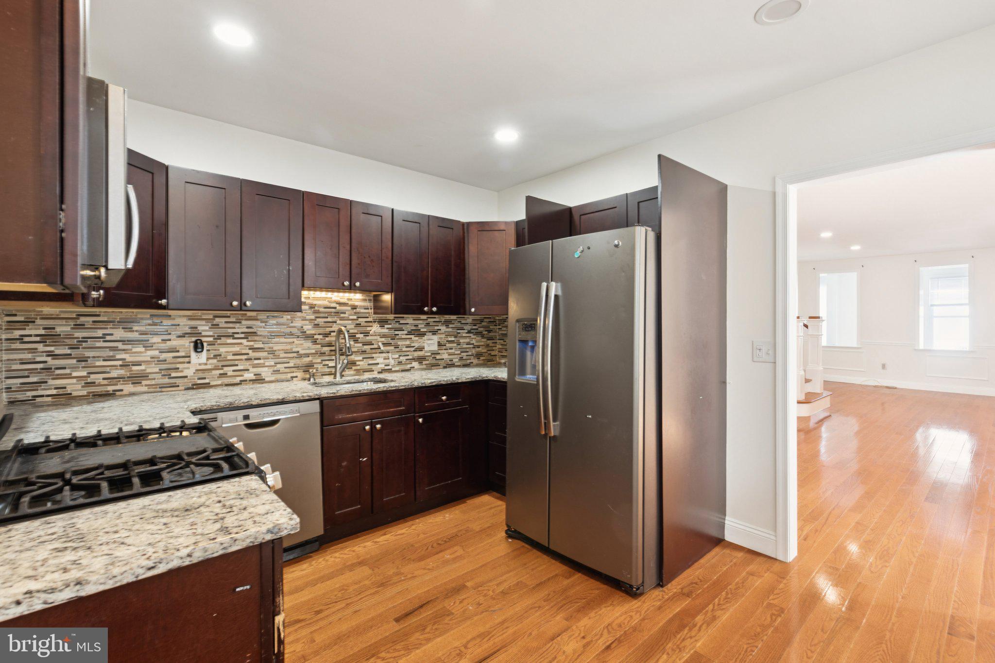 PORT RICHMOND - Residential Lease