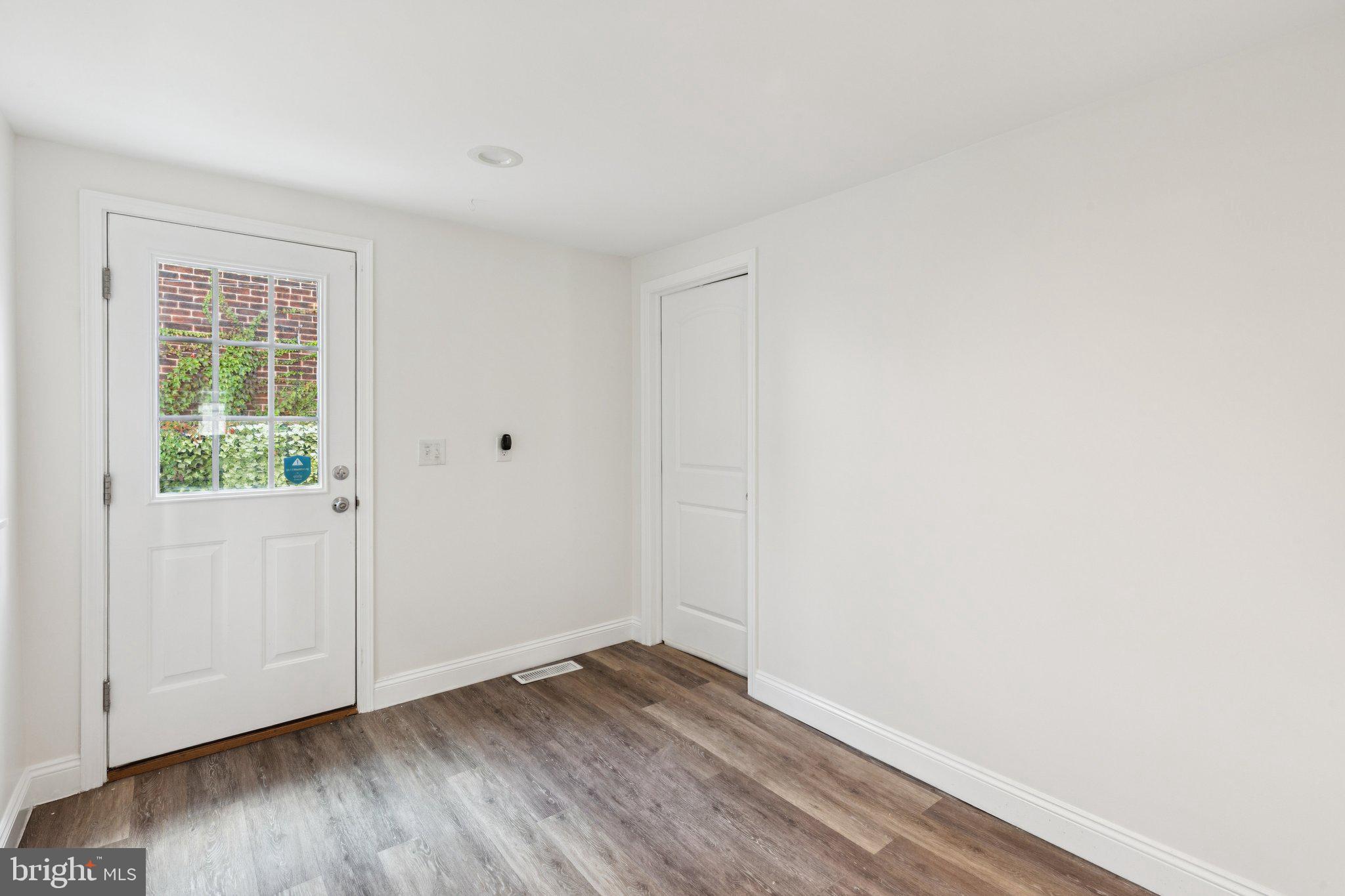 PORT RICHMOND - Residential Lease