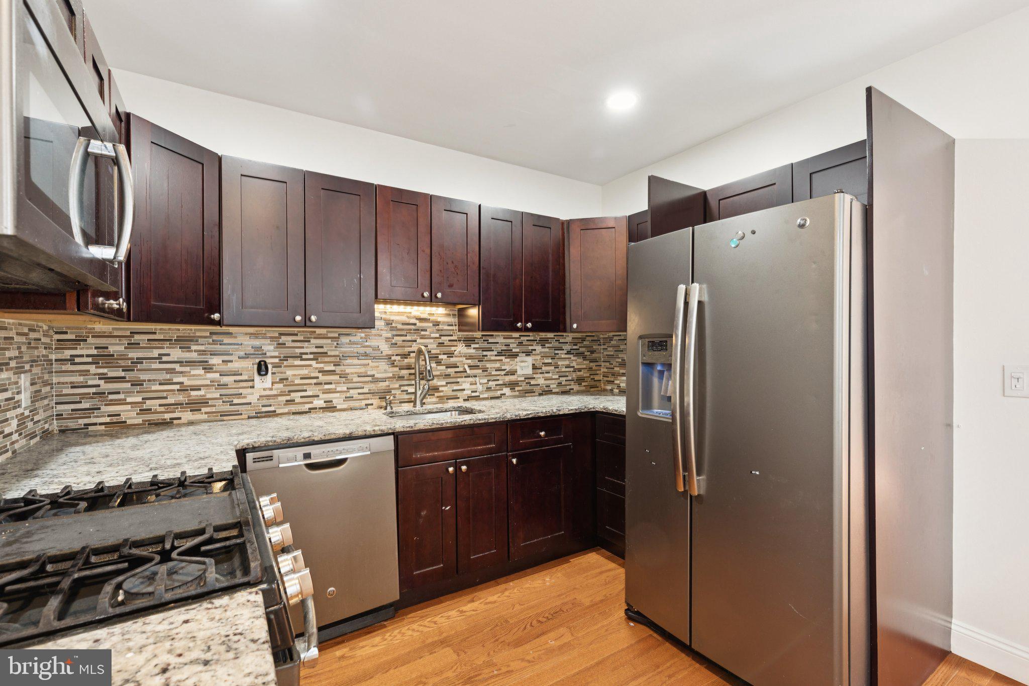 PORT RICHMOND - Residential Lease