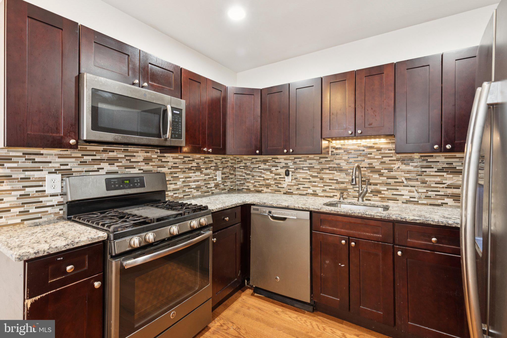 PORT RICHMOND - Residential Lease