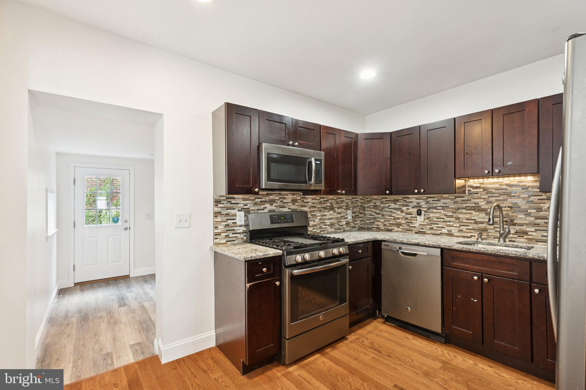 PORT RICHMOND - Residential Lease