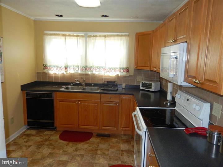 HARFORD SQUARE - Residential Lease