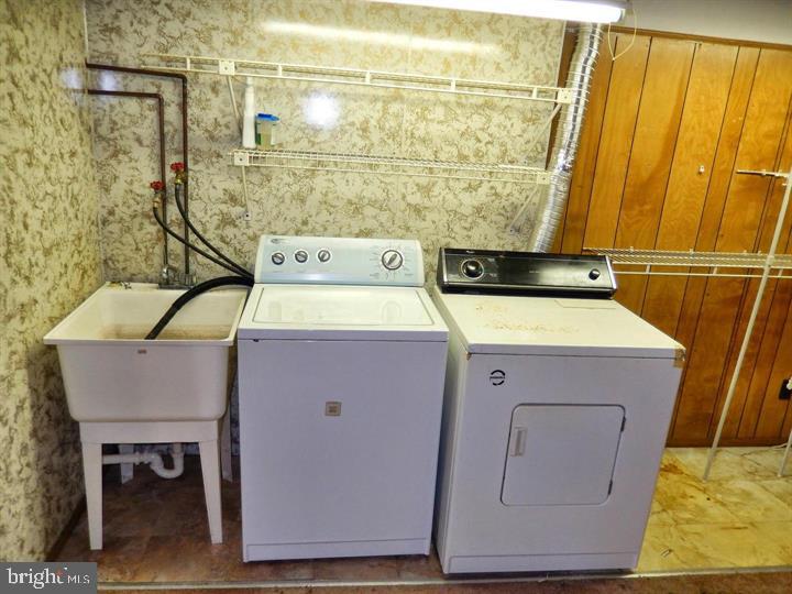 HARFORD SQUARE - Residential Lease