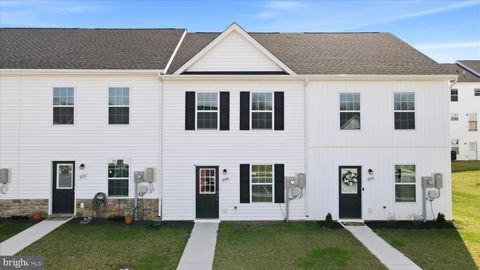 Photo of 208 White Violet Way, KEARNEYSVILLE, WV 25430 (MLS # WVBE2048948)