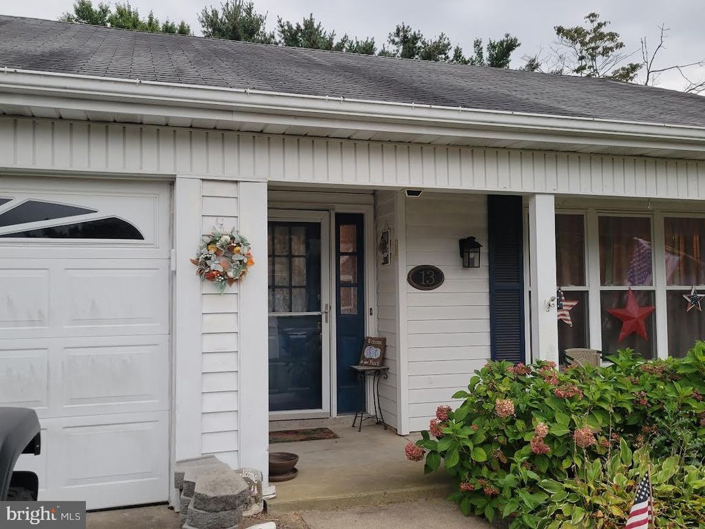 Photo of 13 St Paul Pl, MANCHESTER TOWNSHIP, NJ 08759 (MLS # NJOC2037374)