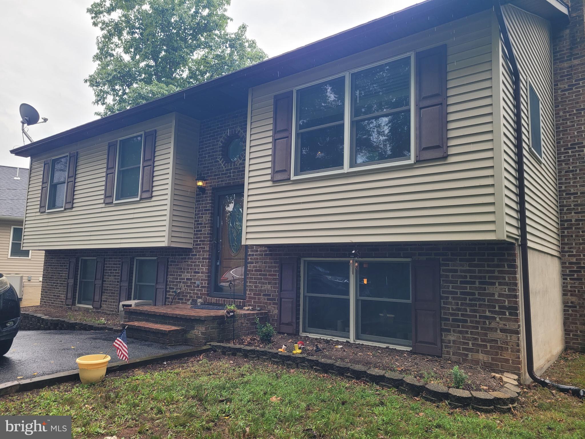 1226 LAKEVIEW DRIVE