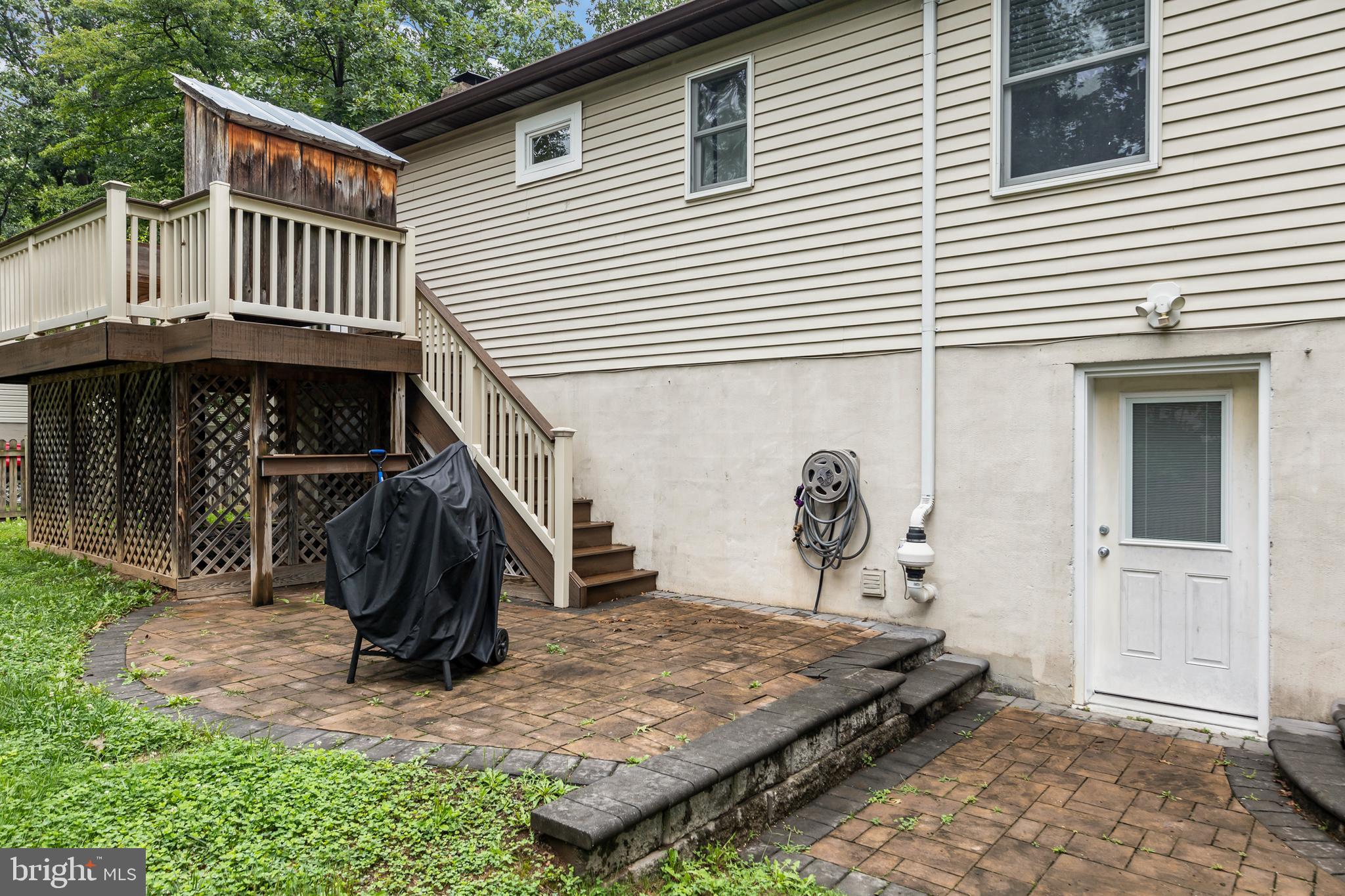 1226 LAKEVIEW DRIVE