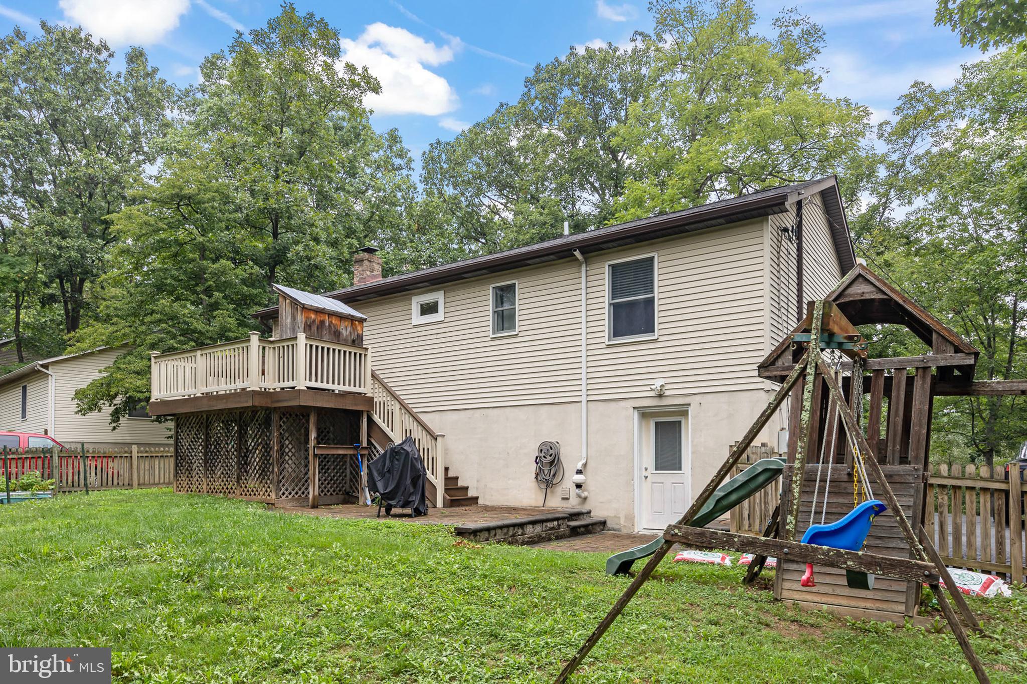 1226 LAKEVIEW DRIVE
