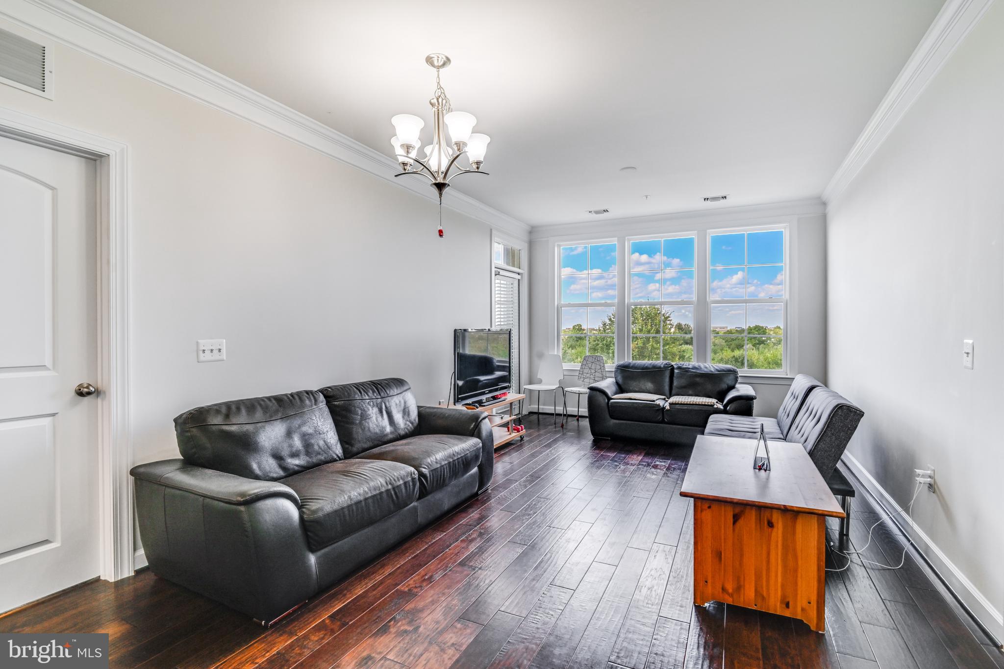 DISCOVERY SQUARE - Residential