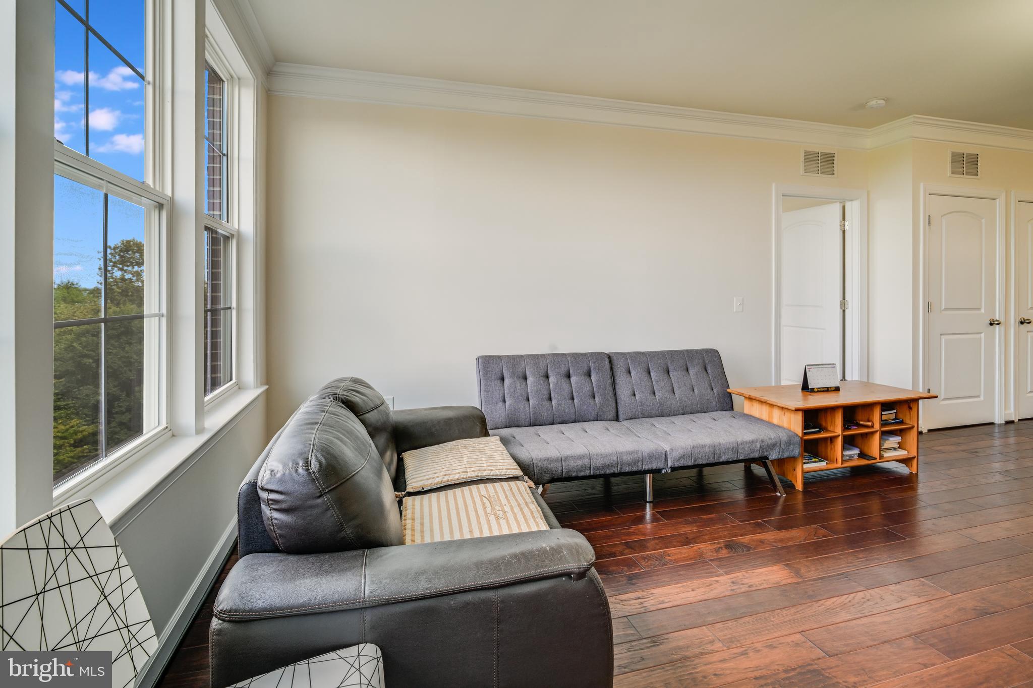 DISCOVERY SQUARE - Residential