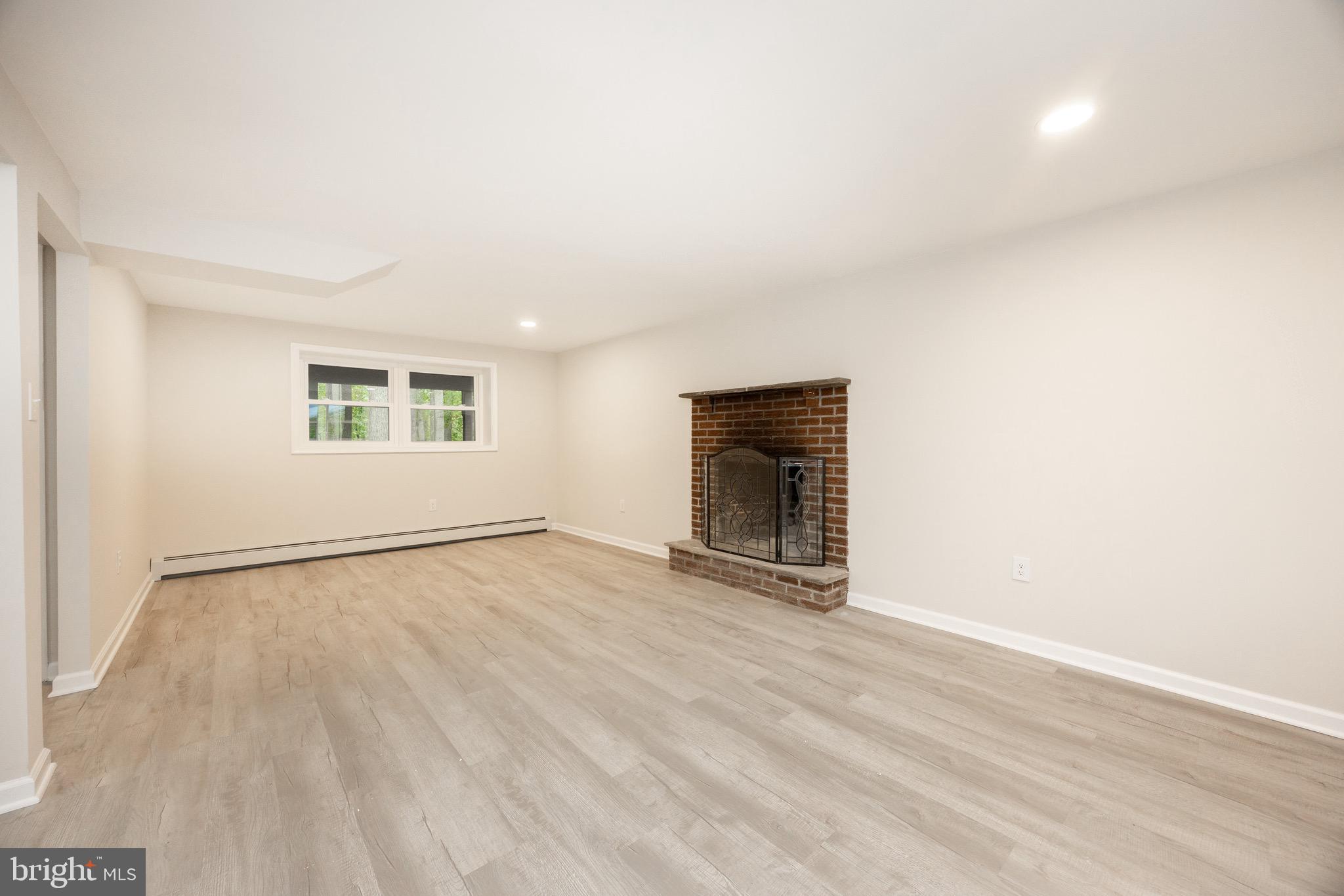 COLONIAL WOODS - Residential