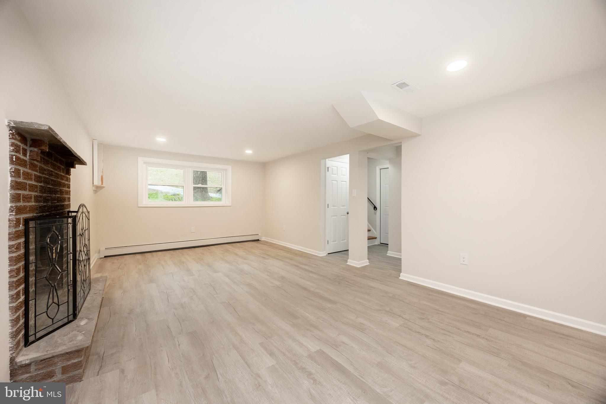 COLONIAL WOODS - Residential