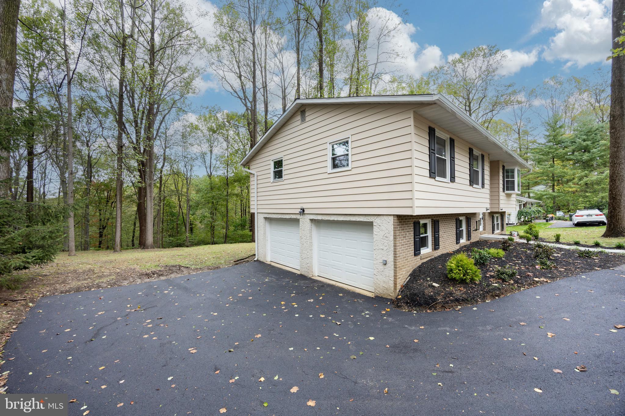 COLONIAL WOODS - Residential