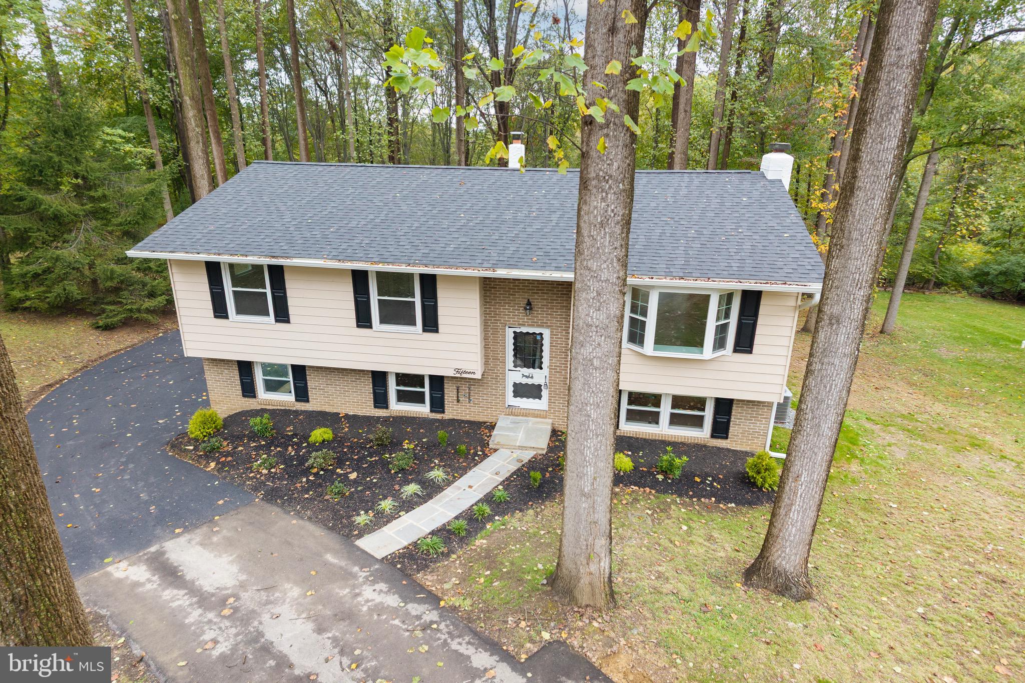 COLONIAL WOODS - Residential