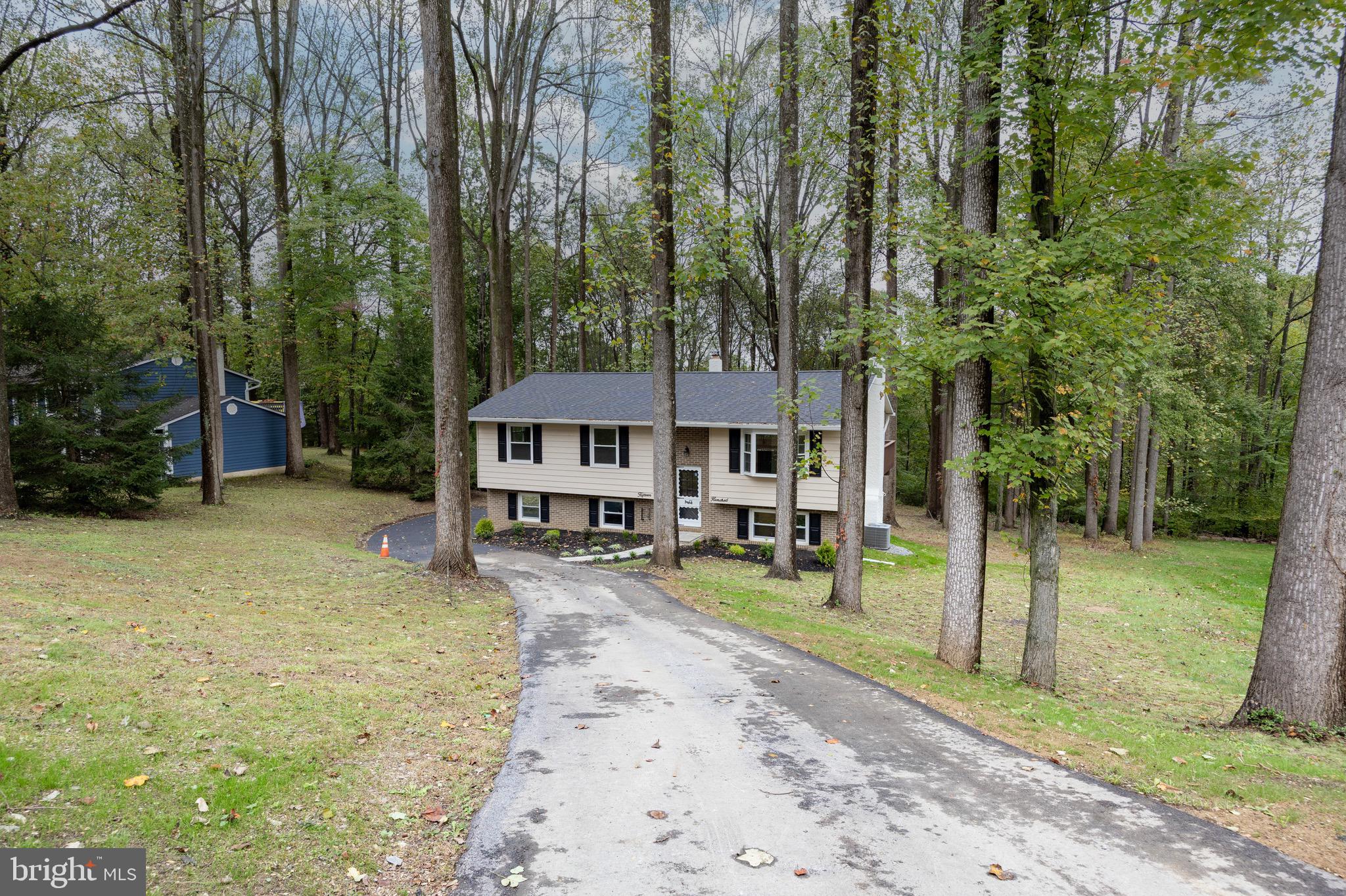 COLONIAL WOODS - Residential