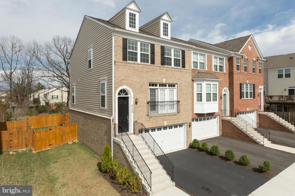 Photo of 6198 Royal Crest Ln, ALEXANDRIA, VA 22310 (MLS # VAFX2274316)