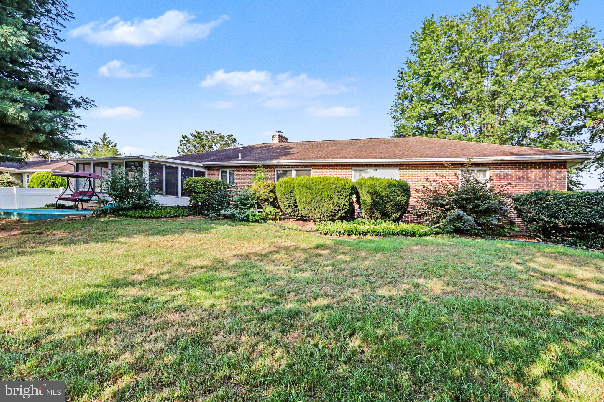 6 STRAWBERRY LANE