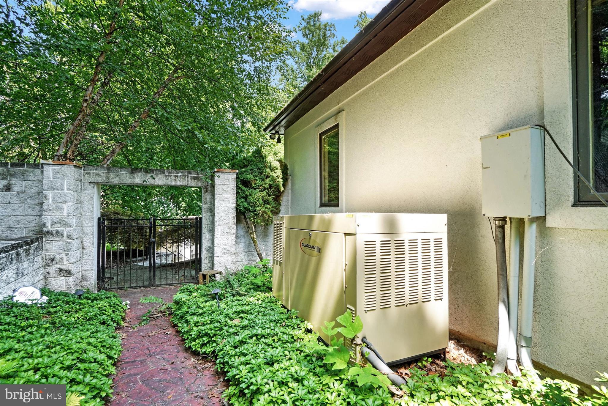 SPRINGETTS OAKS - Residential