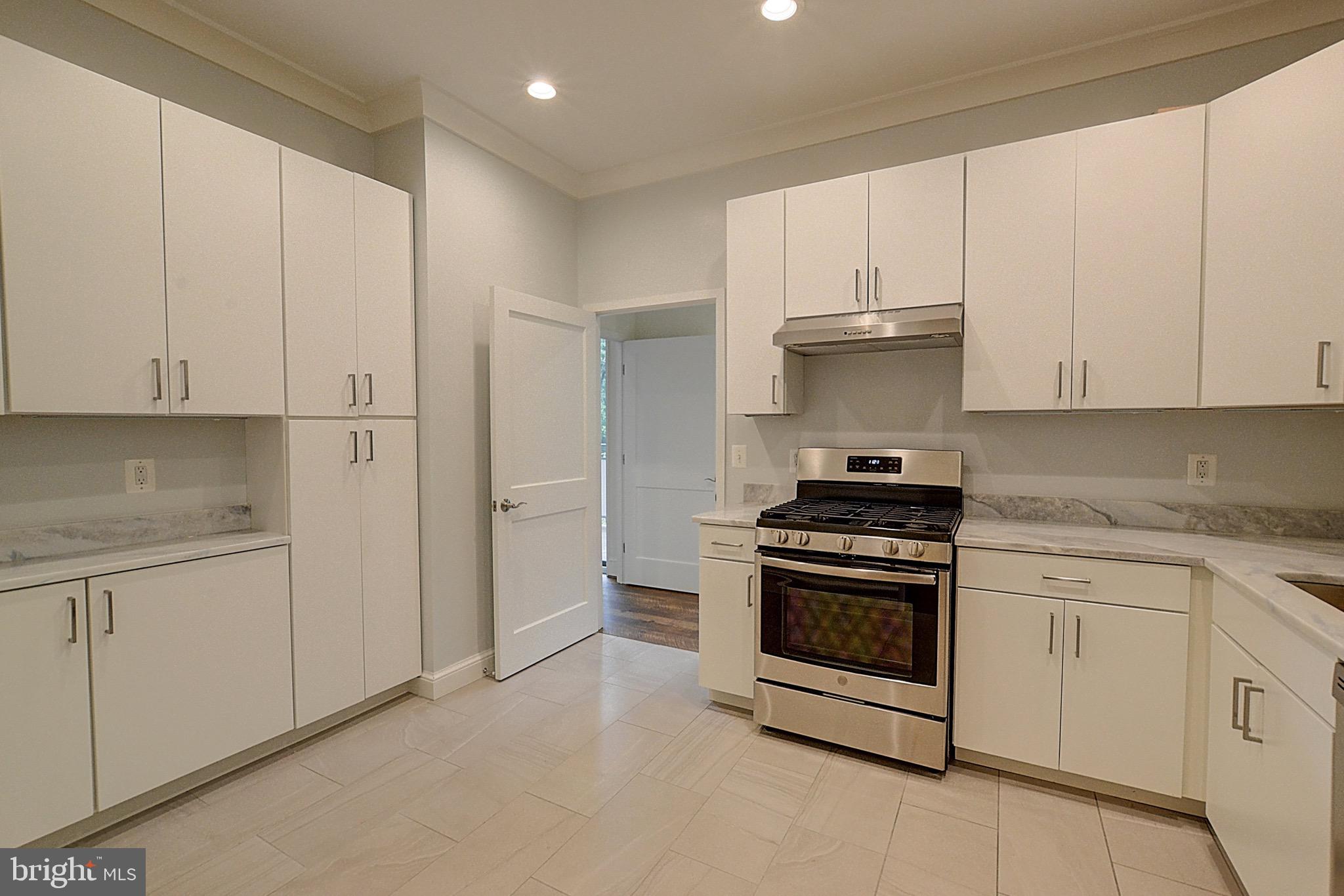 PROMENADE TOWERS - Residential