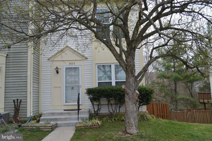 Beautiful end unit townhouse with wall to wall carpet. Fenced back yard backing to woods.  In convenient Highland Mews. Great location close to grocery store and shopping.  Non-refundable Application fee of $50.00 per adult applicant.  Pets allowed case by case basis. Please use NVAR rental application.  Applications available within home.