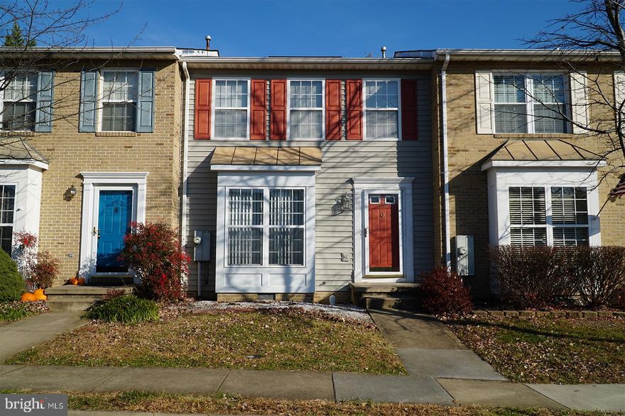 Beautiful 2 level townhouse in Huntington Meadows! Spacious bedrooms, large family room, gleaming hardwood floors, CARPET, and back deck. Also has a storage shed in the backyard. In a well-established neighborhood, it is near I-81 and Route 7, perfect for commuters. Come see this home today!!