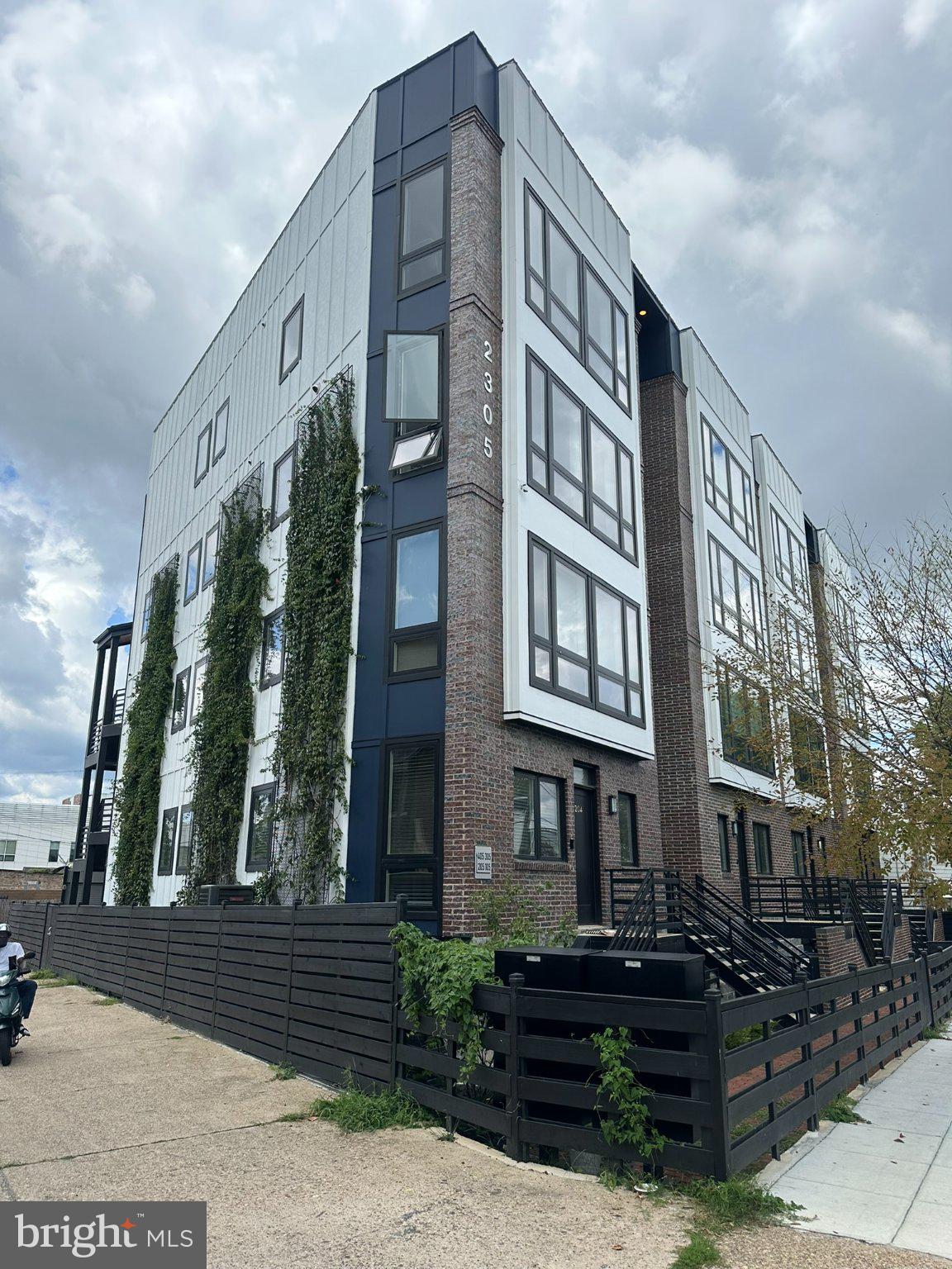 2305 NICHOLSON STREET SE 203