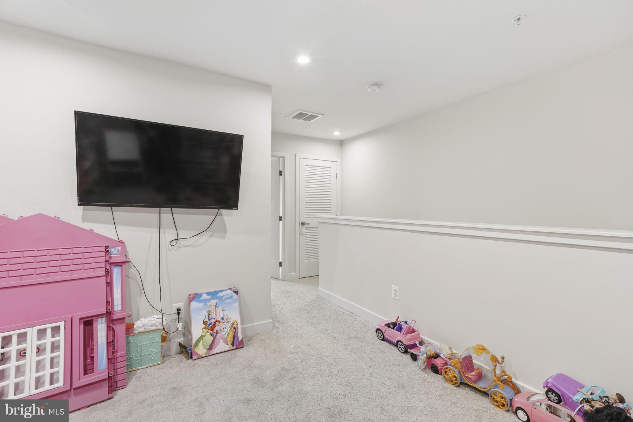 ELKRIDGE CROSSING - Residential