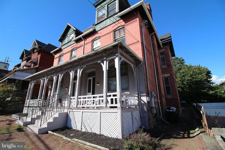 Two Spacious Units - Prime City Location with Excellent Rental Income!
Discover this fantastic investment opportunity with 2 spacious units (one 2 bedroom and one 3 bedroom) in a convenient location in the heart of the city with easy access to public transportation, shopping, restaurants, and entertainment options. These well-designed units offer great rental income, making them perfect for both investors and homeowners looking to generate a strong return on investment (ROI).
Don't miss out on this rare chance to secure a property that not only offers a comfortable living space but also an impressive financial return.