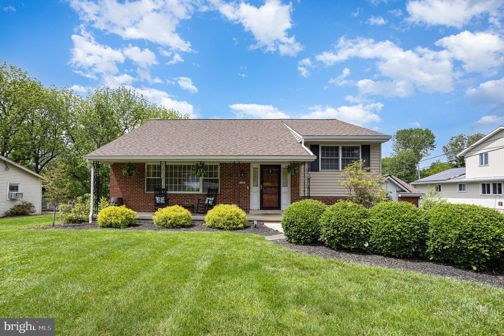 Photo of 1307 Fieldstead Ln, LANCASTER, PA 17603 (MLS # PALA2070308)
