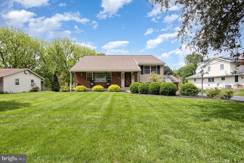 Photo of 1307 Fieldstead Ln, LANCASTER, PA 17603 (MLS # PALA2070308)