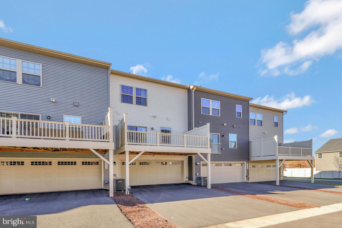 TIMOTHY BRANCH TOWNS - Residential Lease