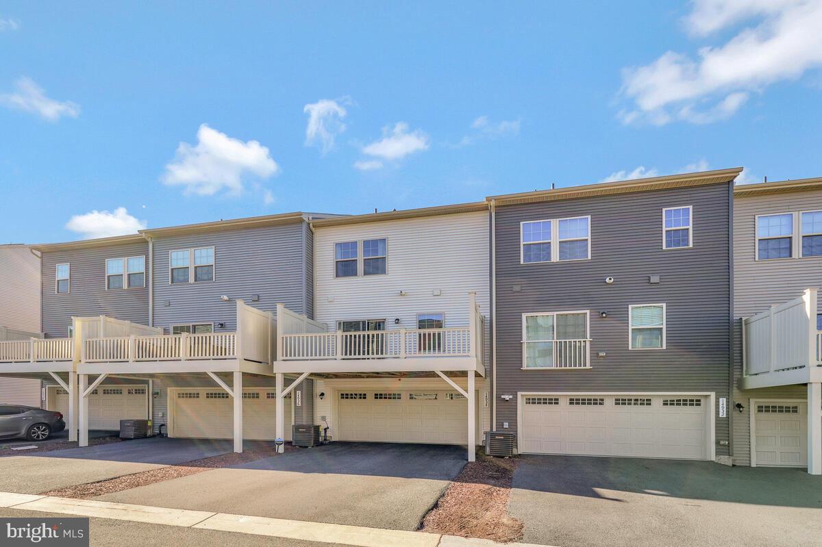 TIMOTHY BRANCH TOWNS - Residential Lease