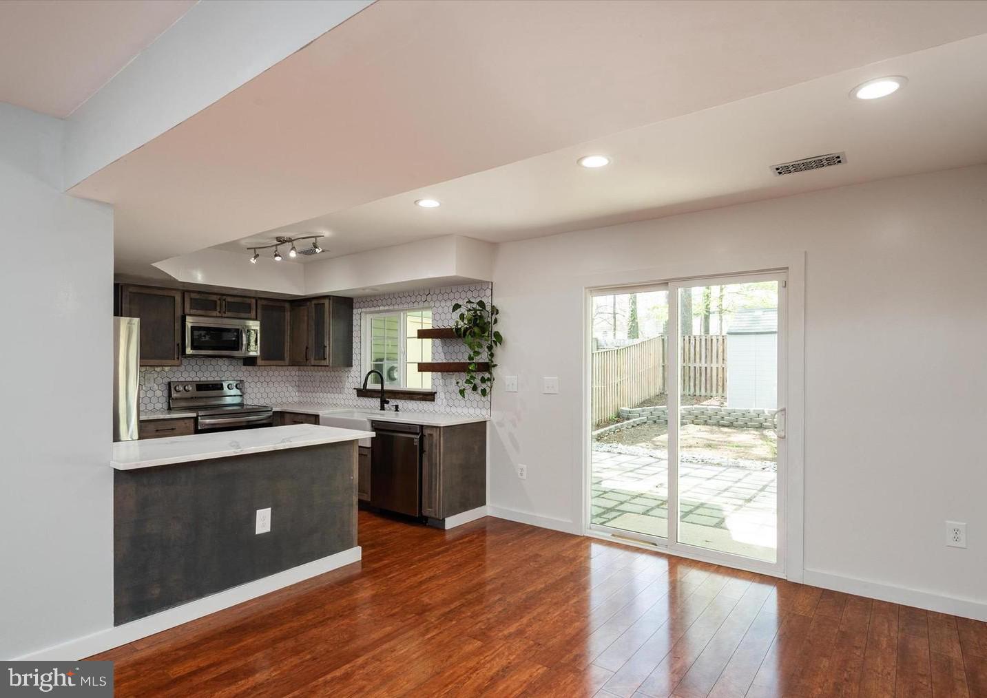 ST CHARLES SUB - WAKEFIELD - Residential Lease