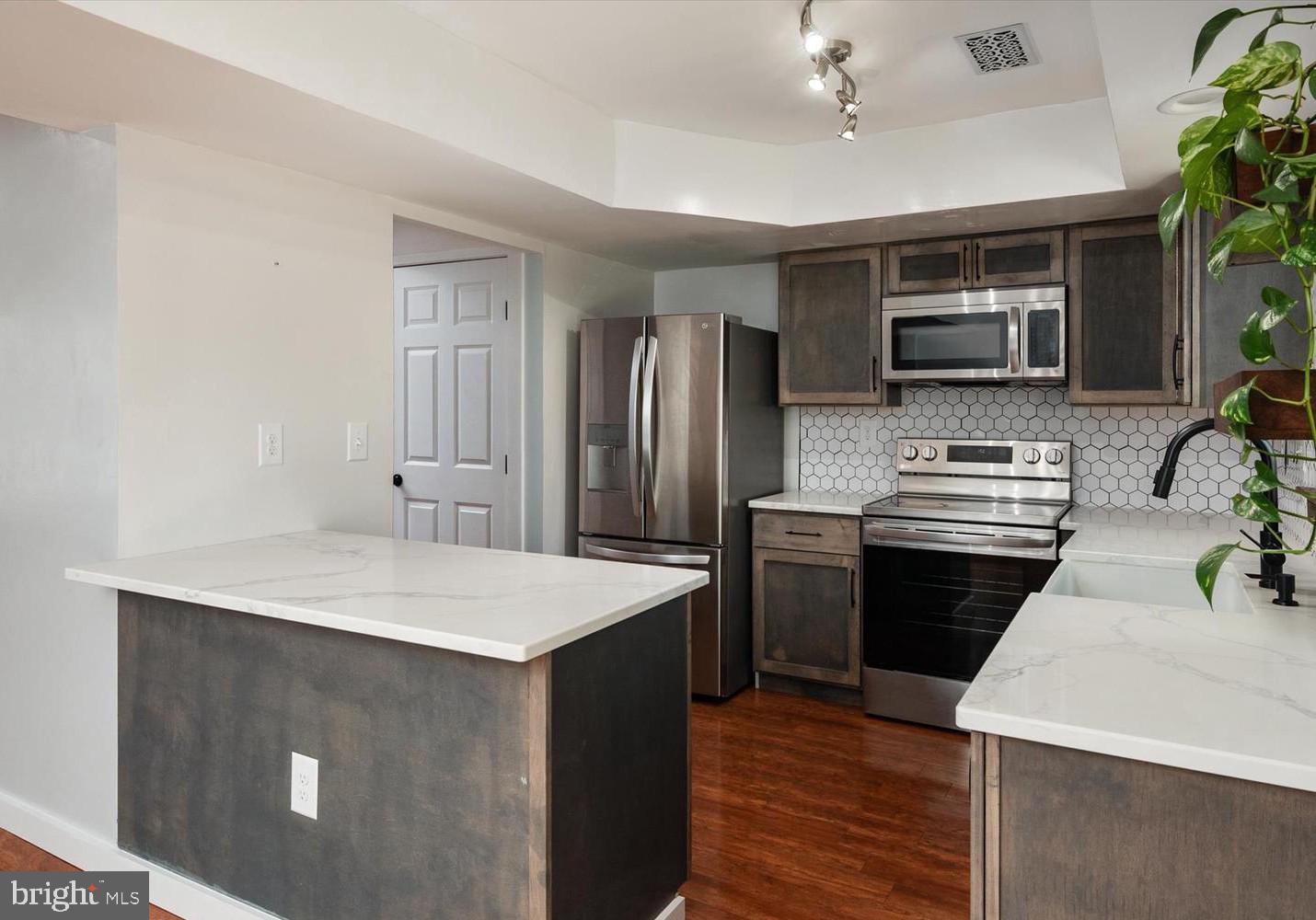 ST CHARLES SUB - WAKEFIELD - Residential Lease