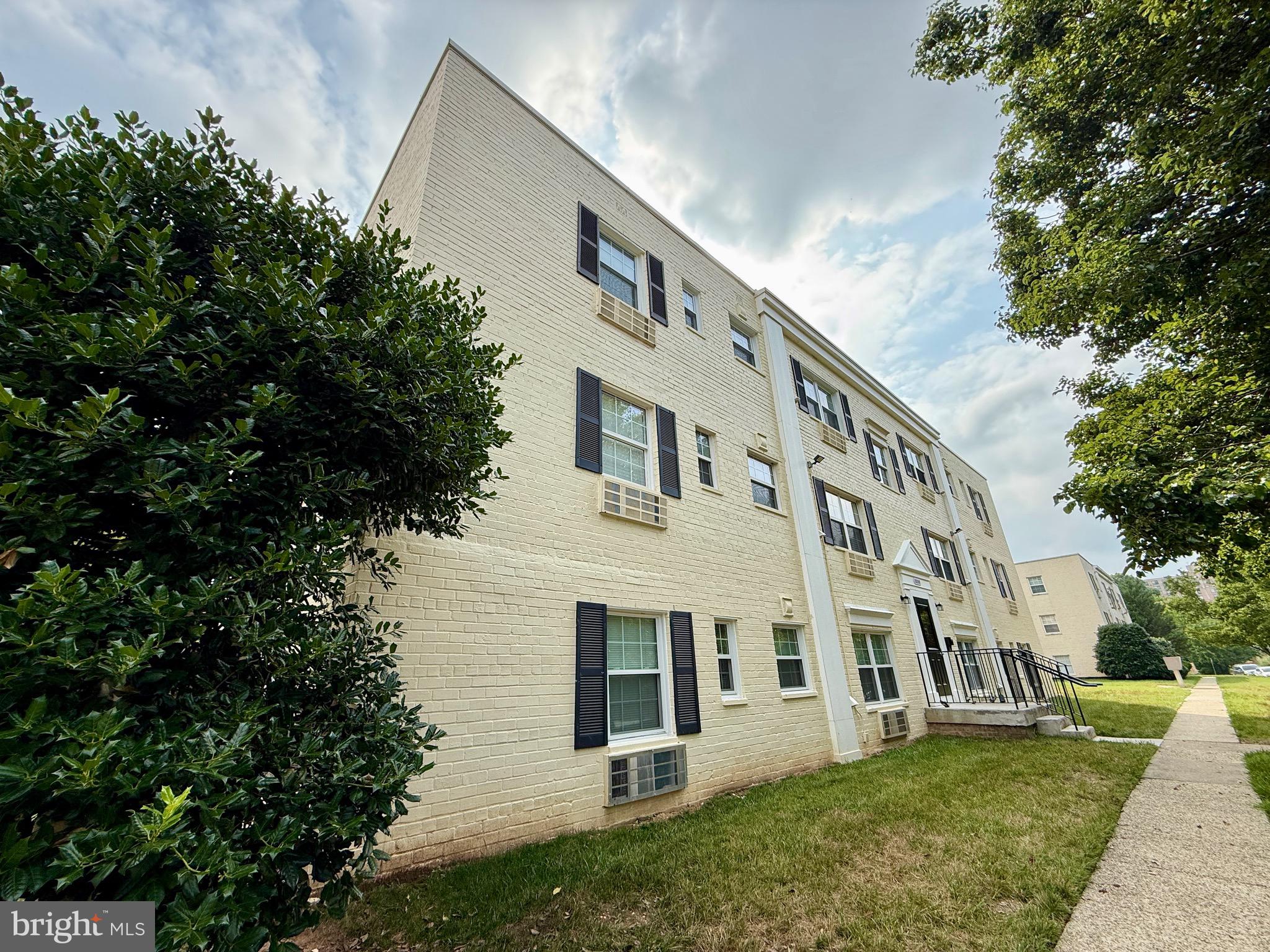 2237 FARRINGTON AVENUE 06-101