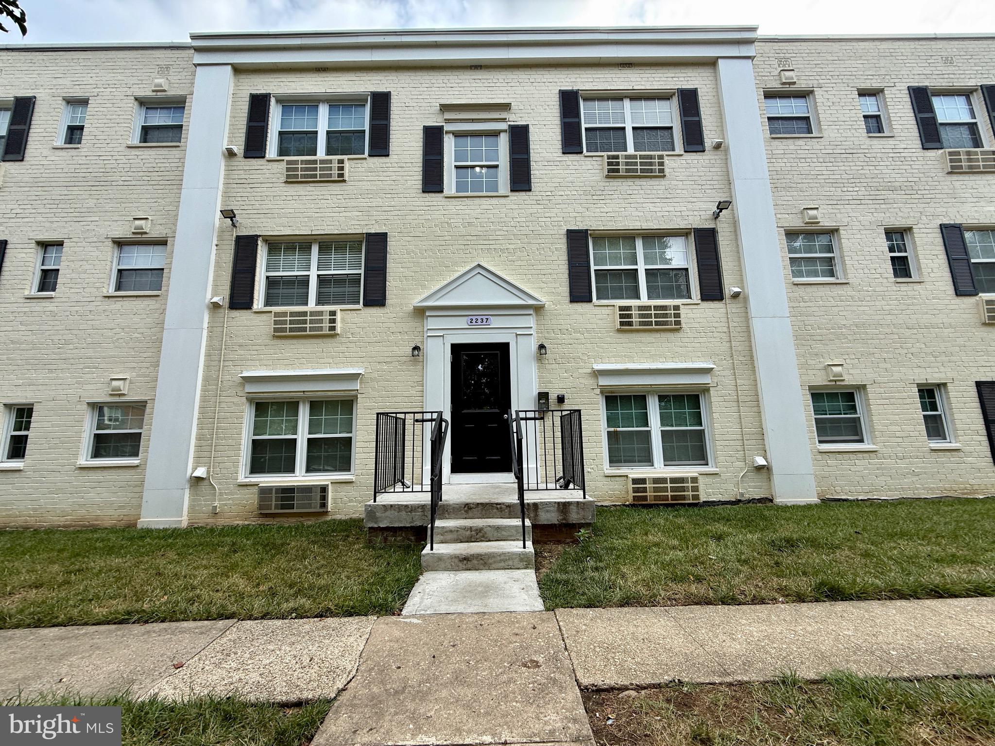 2237 FARRINGTON AVENUE 06-101
