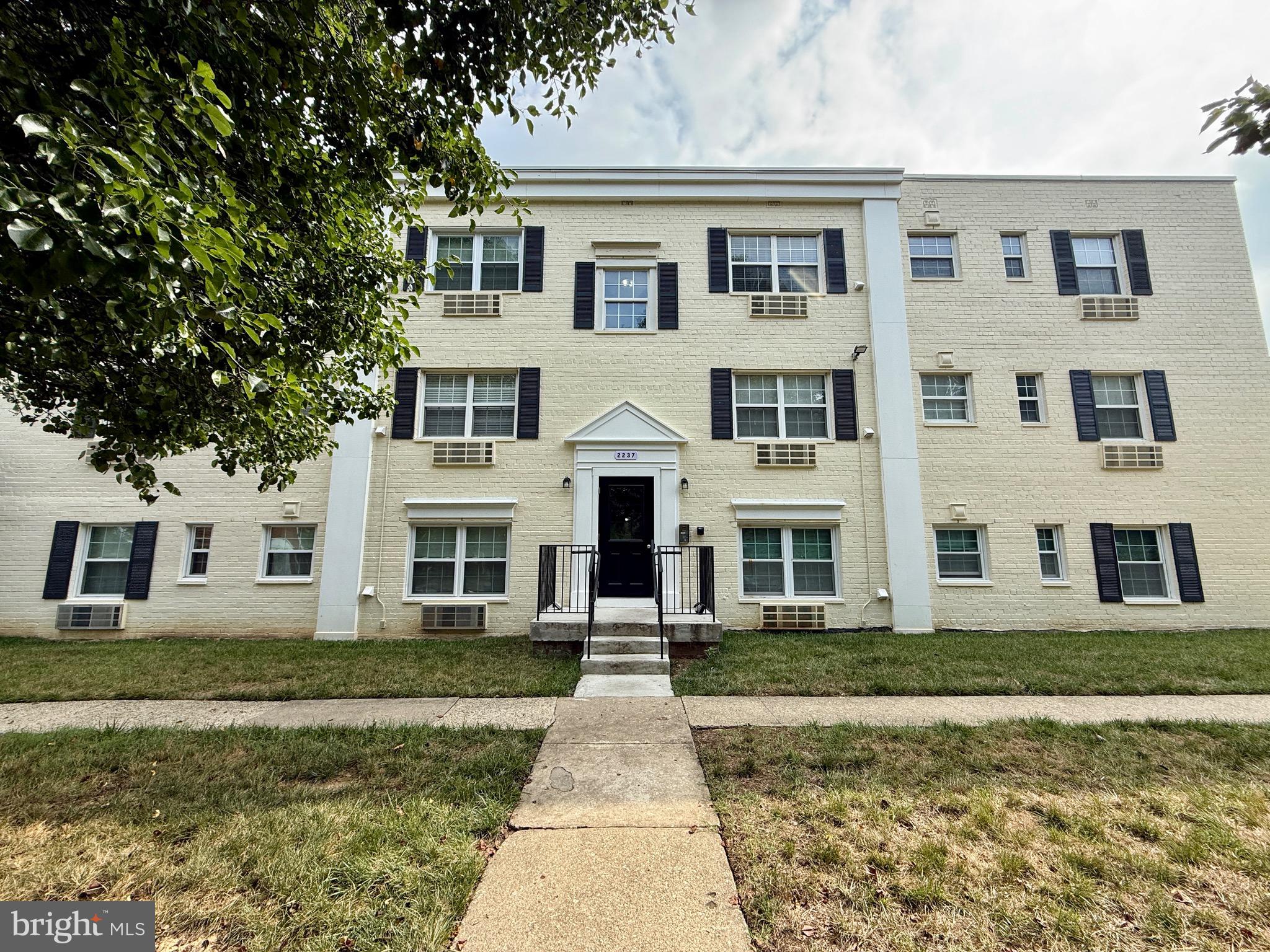 Photo 1 of 13 — 2237 FARRINGTON AVENUE 06-101, ALEXANDRIA, VA 22303