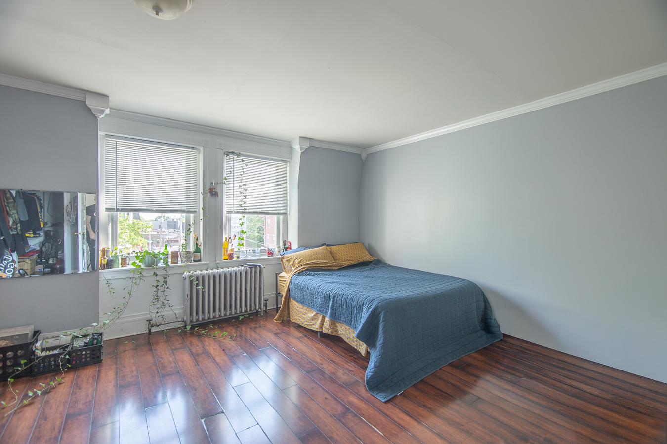 UNIVERSITY CITY - Residential Income